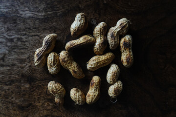 こんがり焼き目のついた殻付きの落花生