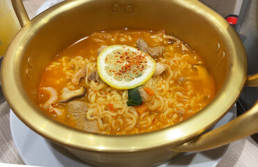 韓国ラーメンを鉄鍋で調理