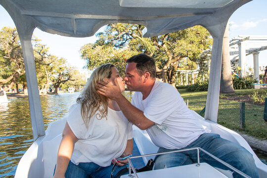 pareja besándose sobre un bote 