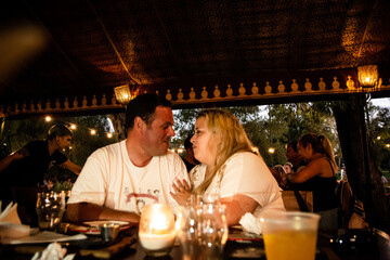 pareja de enamorados comiendo en un restaurante