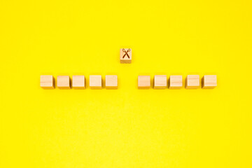 10個のブロックをハサミで2グループに分けた黄色い背景