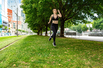 Fototapeta premium Urban-Nature Fusion: Running at the Crossroads of City and Wilderness