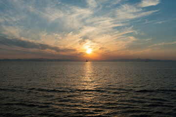 水平線に沈む夕日