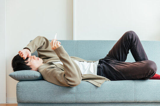 体調不良の男性　catch a cold