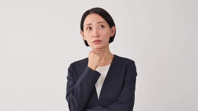 悩むビジネスウーマン　白背景