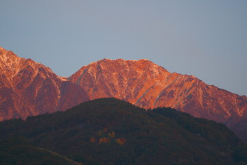 白馬連峰の杓子岳のモルゲンロート