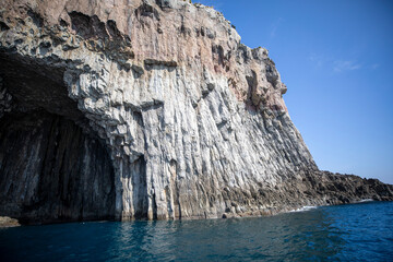 대한민국 제주도에 있는 유명한 관광명소인 범섬의 아름다운 풍경이다.