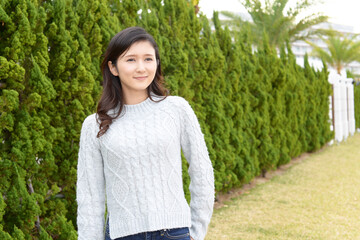 Fototapeta premium 屋外でくつろぐ笑顔の女性