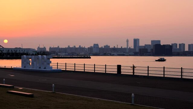 メリケンパークで眺める日の出の風景（前方に神戸大橋とポートアイランドが見えます）　神戸市中央区神戸港にて
