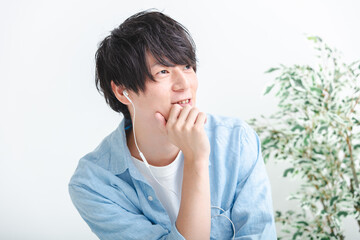 イヤホンをつけた笑顔の男性　earphone
