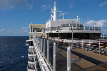 Sonnenliegen auf Luxus Kreuzfahrtschiff - Sun loungers and deck chairs on luxury oceanliner,...