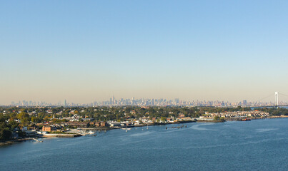 Obraz premium The New York City Skyline During a Clear Summer Day
