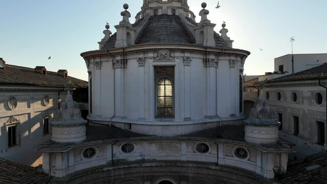 L'archivio di Stato a Roma, Italia, che conserva atti e documenti.
Ripresa aerea del cortile interno del palazzo della Sapienza a Corso del Rinascimento.