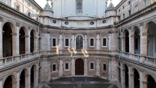 L'archivio di Stato a Roma, Italia, che conserva atti e documenti.
Ripresa aerea del cortile interno del palazzo della Sapienza a Corso del Rinascimento.
