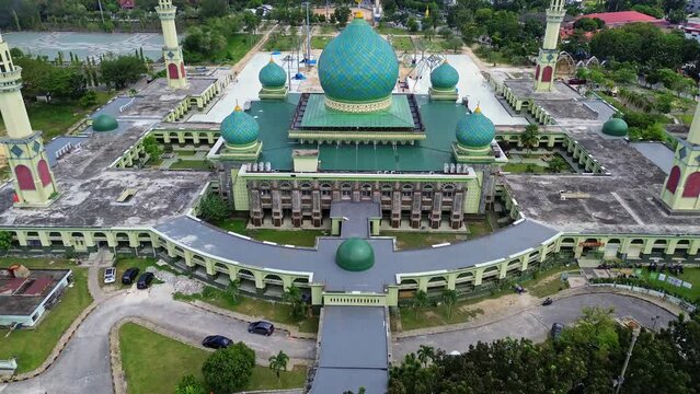 Aerial 4k video of An Nur Great Mosque, Pekanbaru, Riau, Indonesia with blue sky.