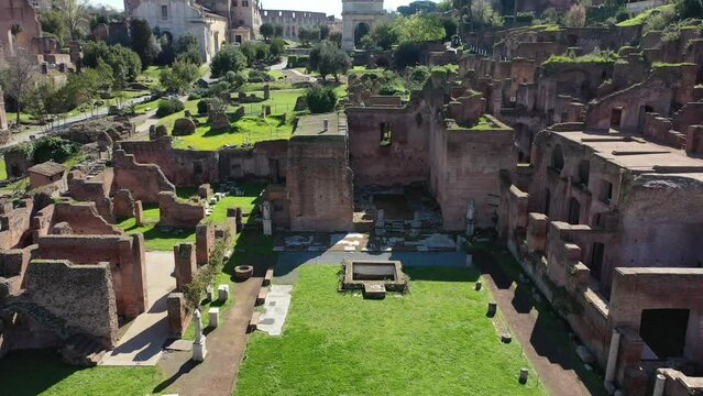 Vista aerea dell'antica Roma e del colosseo. Italia.
Il Foro Romano e i Fori Imperiali, l'area turistica degli scavi archeologici pi&ugrave; visitati al mondo.