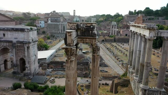 Colonne dell'antica Roma al Foro Romano. Italia.
Primopiano delle colonne e dei capitelli intorno al Colosseo ai Fori Imperiali.