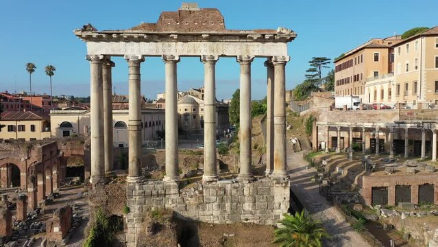 Colonne dell'antica Roma al Foro Romano. Italia.
Primopiano delle colonne e dei capitelli intorno al Colosseo ai Fori Imperiali.