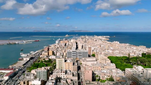 La citt&agrave; di Trapani ripresa dal drone. Sicilia Italia.
Vista aerea del porto e della citt&agrave; del sud Italia.