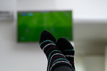 Oglądać mecz piłki nożnej w telewizji,  kibic - obrazy, fototapety, plakaty