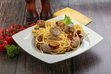 Pasta with vongole and tomato