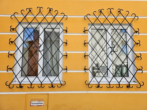 fenster mit gitter gegen einbruch gesichert