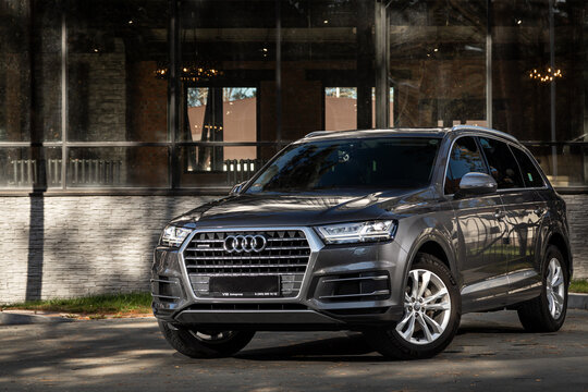 Novosibirsk, Russia -  October 11  , 2023: gray Audi Q7  parked on the street on a warm autumn day against the backdrop of   building