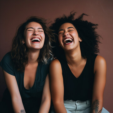 환하게 웃고있는 두 여성친구, 모델친구