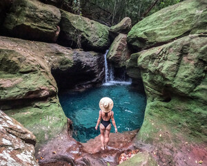 mulher de costas não identificada na cachoeira do sossego na estância favo de mel em barra do garças, mato grosso 