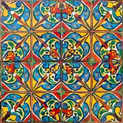 Orientalisches Muster in gelb, rot, blau und grün auf Keramik in Andalusien