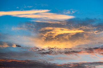 Avion de ligne dans le ciel au crépuscule