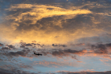 Avion de ligne dans le ciel au crépuscule