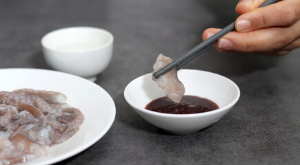 Eat fresh octopus sashimi. Seafood dish that goes well with alcohol.
