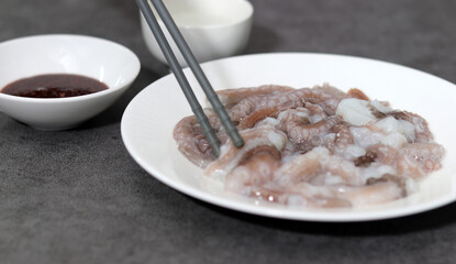 Pick up fresh octopus sashimi. Seafood dish that goes well with alcohol.
