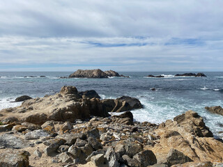 Rochers sur la côte pacifique sauvage, Péninsule de Monterey, Californie, Etats-Unis 