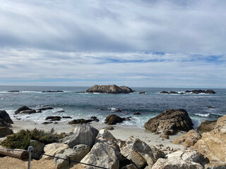 Fototapeta na wymiar Rochers sur la côte pacifique sauvage, Péninsule de Monterey, Californie, Etats-Unis 