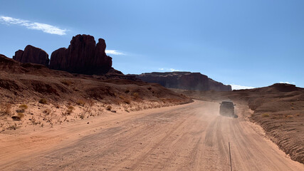 Fototapeta na wymiar Jeep à Monument Valley en Arizona, Etats-Unis