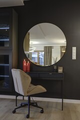 Luksusowy salon w nowoczesnym apartamencie, toaletka z ogrągłym lustrem - obrazy, fototapety, plakaty