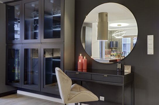 Luksusowy salon w nowoczesnym apartamencie, toaletka z ogrągłym lustrem