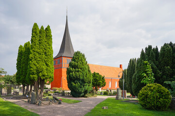 Bunte Dorfkirche in Svaneke auf der Insel Bornholm - obrazy, fototapety, plakaty