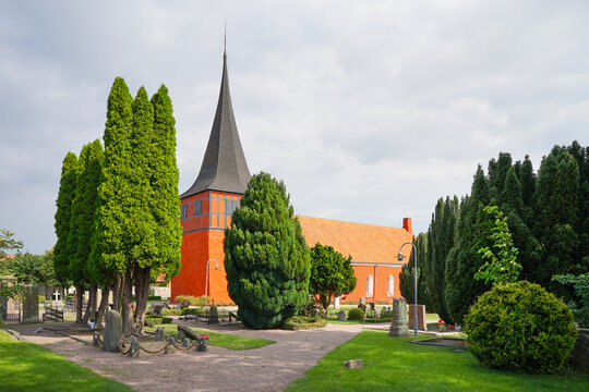 Bunte Dorfkirche in Svaneke auf der Insel Bornholm