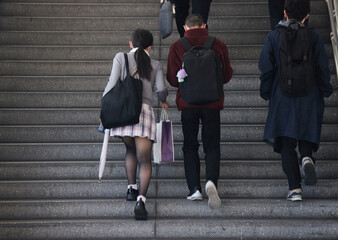 Obraz premium 朝の通勤中の人々が階段を登る姿