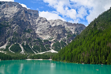 Lago di Braies, en las Dolomitas italianas. Un paraje precioso y espectacular de los Alpes y de montaña. 