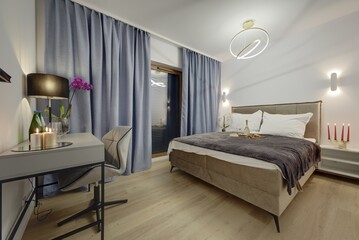 Romantyczna sypialnia w nastrojowym oświetleniu - obrazy, fototapety, plakaty