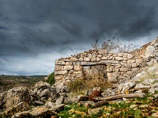 cabaña de pastores semi derruida en un día nuboso y de lluvia