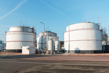 Obraz premium Big petrochemical tanks with recuperation technology