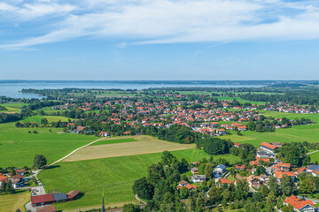 Fototapeta na wymiar Panoramablick über die Ortschaft Feldwies zum Chiemsee