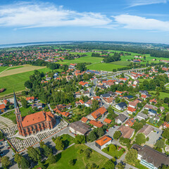 Die oberbayerische Gemeinde Übersee im Chiemgau im Luftbild
