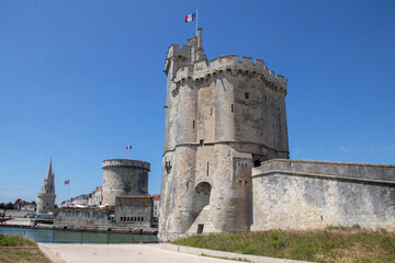 Fototapeta na wymiar La Tour Saint-Nicolas, la Tour de la Chaîne et la Tour de la Lanterne à La Rochelle, construites entre le XIVe et le XVe siècle, en bord de mer à l'entrée du port, Charente-Maritime. Nouvelle-Aquitain