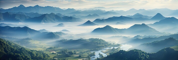 Górski krajobraz z mgłą i polami uprawnymi